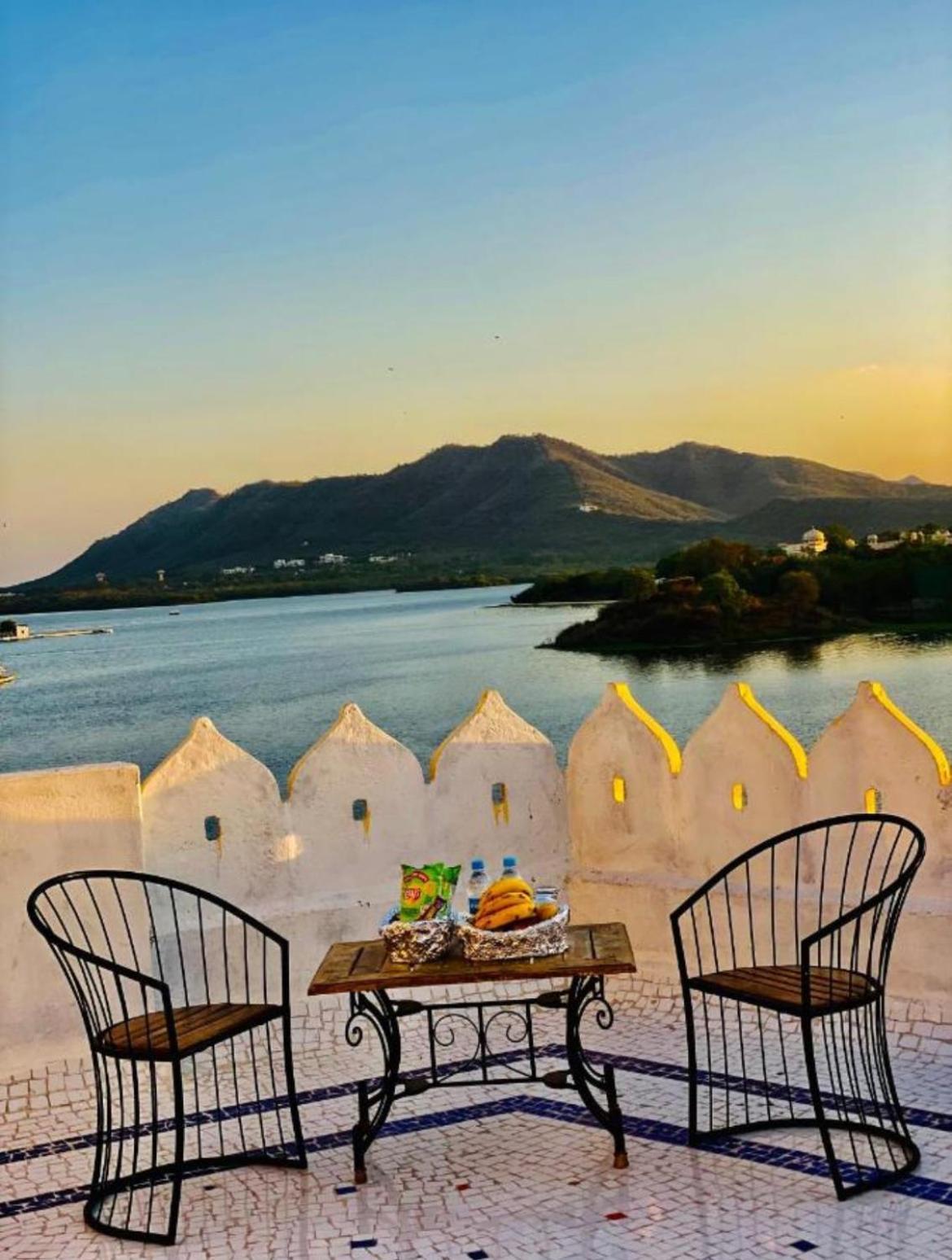 Vallabhgarh A Lake Facing Balcony Udaipur Exterior foto